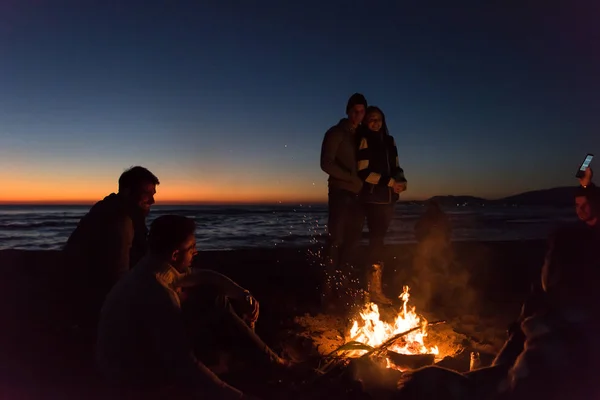 Feliz Despreocupado Jóvenes Amigos Divirtiéndose Bebiendo Cerveza Por Hoguera Playa — Foto de Stock