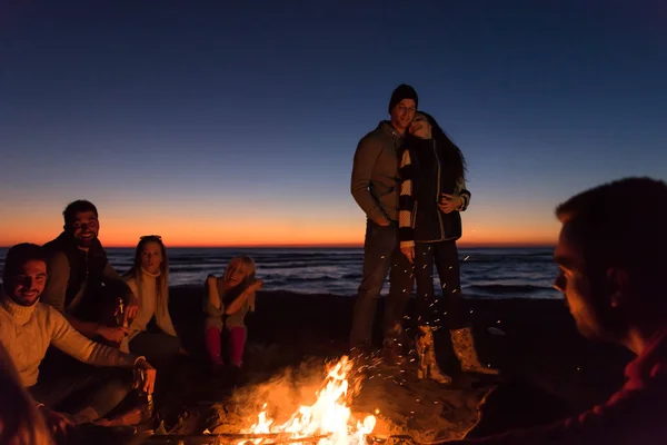 Heureux Jeunes Amis Insouciants Amuser Boire Bière Par Feu Joie — Photo