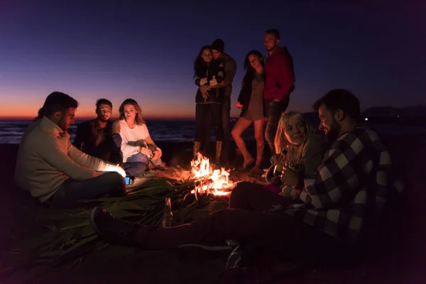 Feliz Despreocupado Jóvenes Amigos Divirtiéndose Bebiendo Cerveza Por Hoguera Playa —  Fotos de Stock