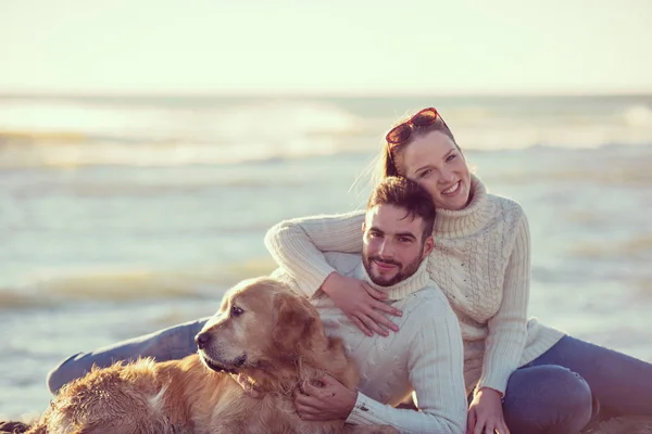 Pareja Con Perro Disfrutando Tiempo Juntos Playa Día Otoño —  Fotos de Stock