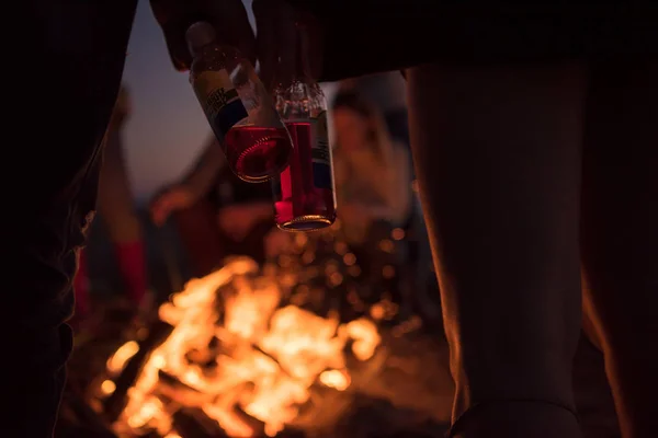 Heureux Jeunes Amis Insouciants Amuser Boire Bière Par Feu Joie — Photo