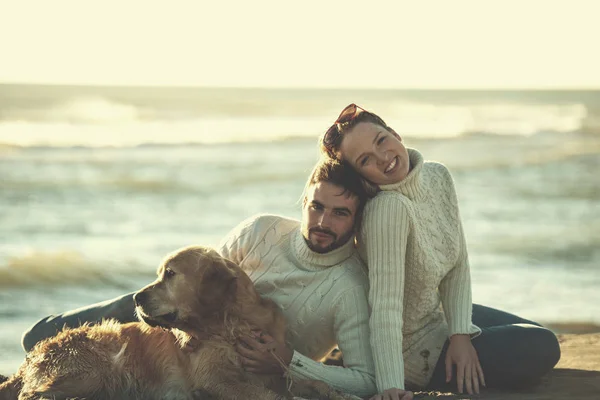 Pareja Con Perro Disfrutando Tiempo Juntos Playa Día Otoño —  Fotos de Stock