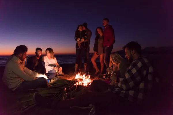 Happy Carefree Young Friends Having Fun Drinking Beer Bonefire Beach — стоковое фото