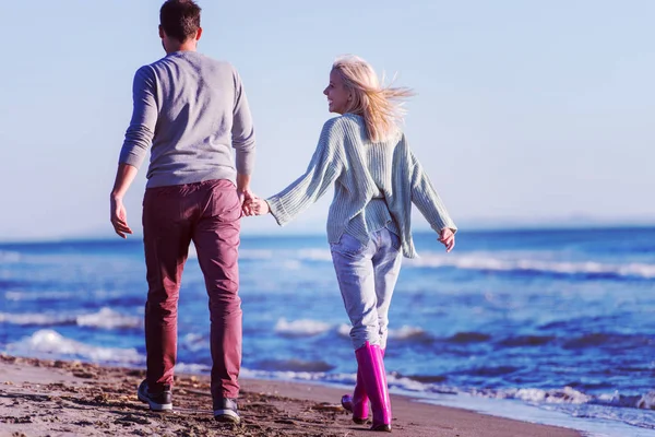 Mladý Pár Baví Procházky Objímání Pláži Během Podzimního Slunečného Dne — Stock fotografie