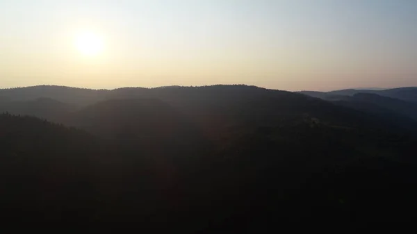 Vista Aérea Montanha Com Floresta Pinheiros Belo Nascer Sol — Fotografia de Stock