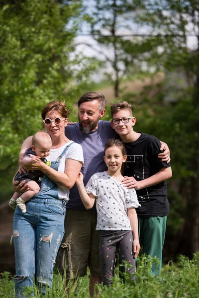 Retrato Familia Joven Feliz Hipster Grande Mientras Tiene Picninc Diversión — Foto de Stock