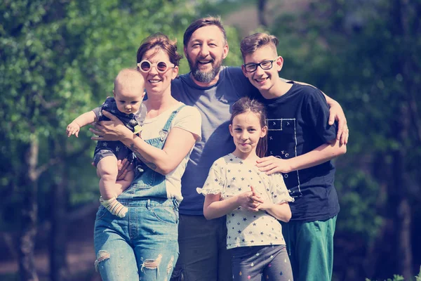 Porträtt Happy Young Big Hipster Familj Samtidigt Som Picknick Och — Stockfoto