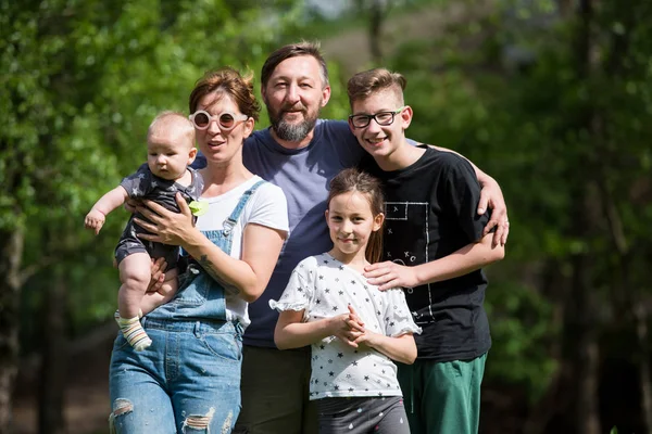 Retrato Feliz Jovem Grande Hipster Família Enquanto Tendo Picninc Diversão — Fotografia de Stock