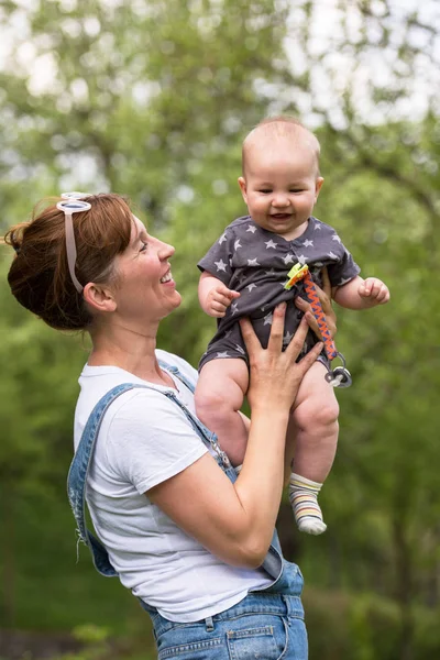 Femme Avec Bébé Avoir Plaisir Dans Nature — Photo