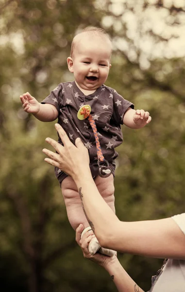 Kvinna Med Baby Kul Naturen — Stockfoto