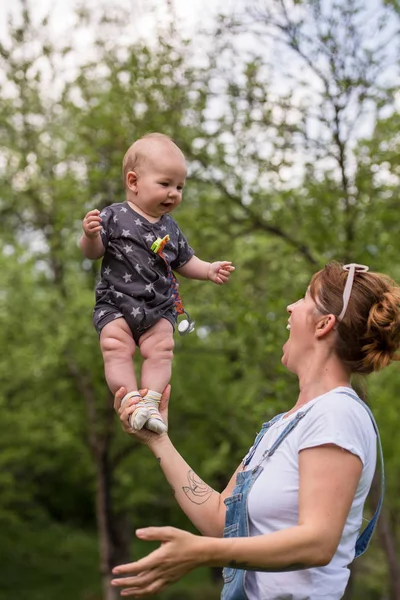 Mulher Com Bebê Divertir Natureza — Fotografia de Stock