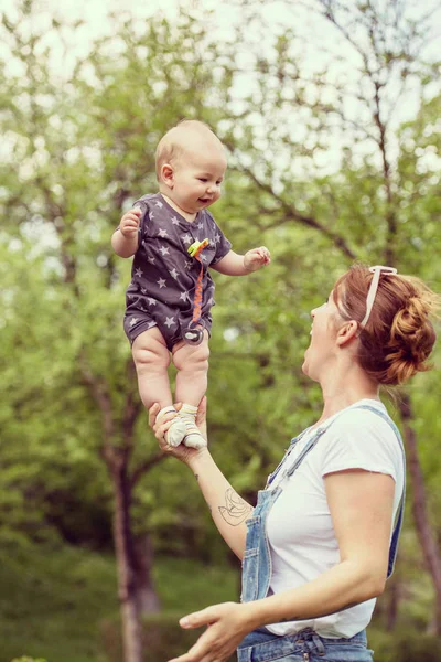 女人与婴儿有乐趣在自然 — 图库照片