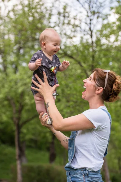 Vrouw Met Baby Hebben Plezier Natuur — Stockfoto