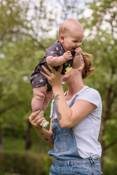 Mulher Com Bebê Divertir Natureza — Fotografia de Stock