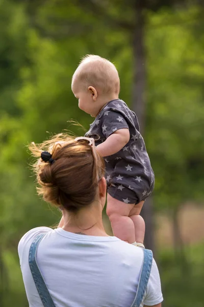 Vrouw Met Baby Hebben Plezier Natuur — Stockfoto