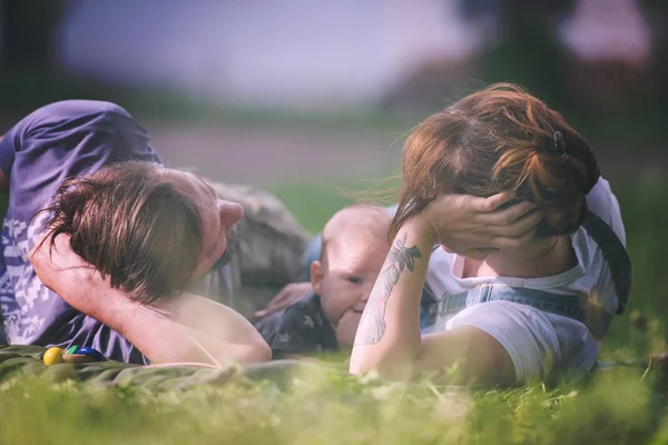 Familia Hipster Relajarse Parque Jugar Con Bebé Hermoso Día Soleado — Foto de Stock