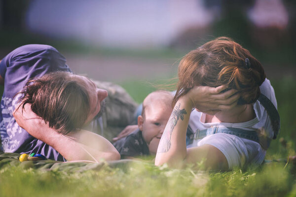 Hipster Family Relaxing Park Playing Baby Beautiful Sunny Spring Day — Stock Photo, Image