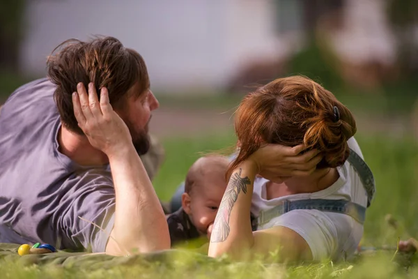 Hipster Familie Ontspannen Park Spelen Met Baby Mooie Zonnige Lentedag — Stockfoto