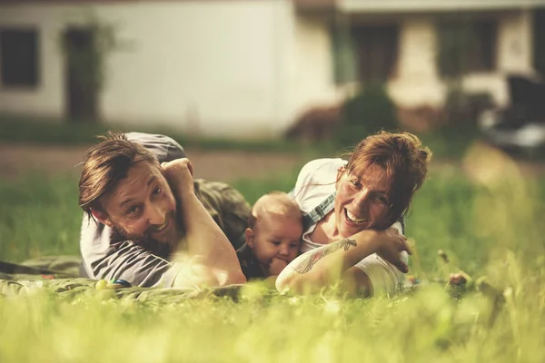 Hipster Familie Ontspannen Park Spelen Met Baby Mooie Zonnige Lentedag — Stockfoto