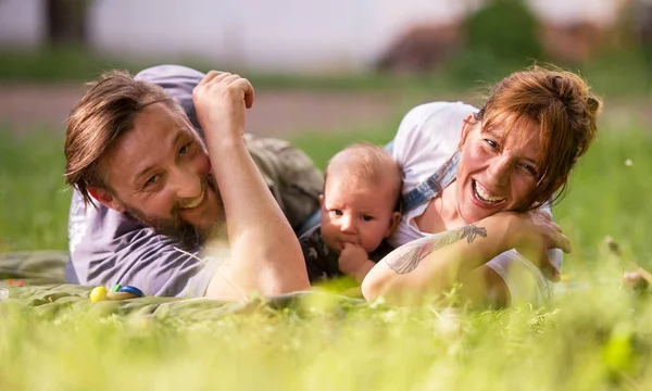 Park Baba Gyönyörű Napsütéses Tavaszi Napon Játszó Csípő Család — Stock Fotó