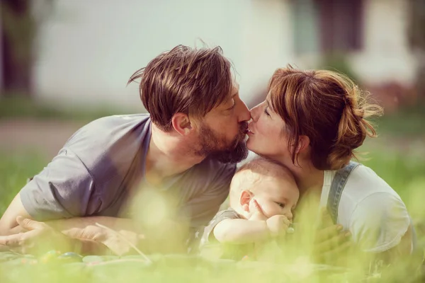 Hipster Familj Koppla Parken Och Leka Med Baby Vackra Soliga — Stockfoto