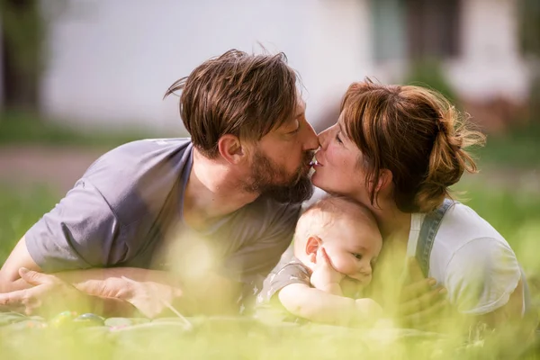 Familia Hipster Relajarse Parque Jugar Con Bebé Hermoso Día Soleado — Foto de Stock