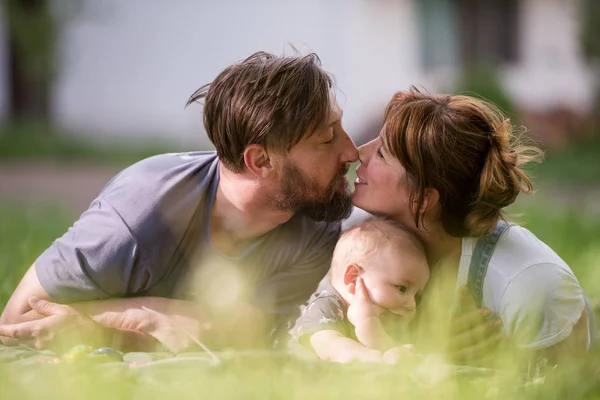 Familia Hipster Relajarse Parque Jugar Con Bebé Hermoso Día Soleado — Foto de Stock