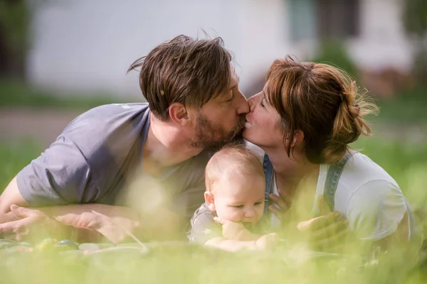Hipster Familie Ontspannen Park Spelen Met Baby Mooie Zonnige Lentedag — Stockfoto