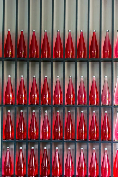 Fond Abstrait Bouteilles Rouges Décoratives Dans Restaurant Moderne — Photo