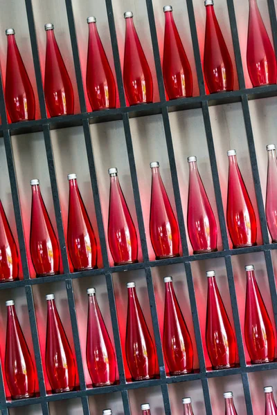 Fond Abstrait Bouteilles Rouges Décoratives Dans Restaurant Moderne — Photo