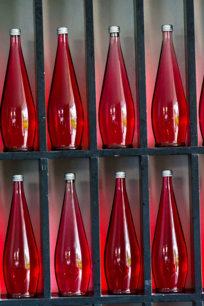 Fond Abstrait Bouteilles Rouges Décoratives Dans Restaurant Moderne — Photo