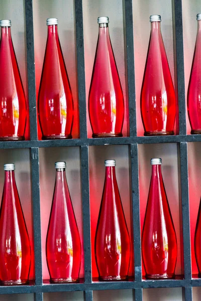 Fondo Abstracto Botellas Rojas Decorativas Restaurante Moderno — Foto de Stock
