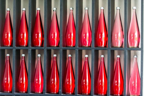 モダンなレストランで装飾的な赤いボトルの抽象的な背景 — ストック写真