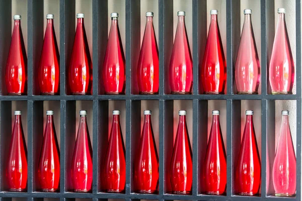Abstrakter Hintergrund Von Dekorativen Roten Flaschen Einem Modernen Restaurant — Stockfoto