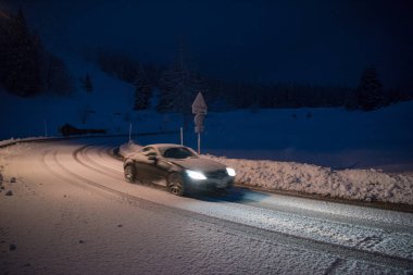 taze kar ile gece tehlikeli yolda sürüş araba