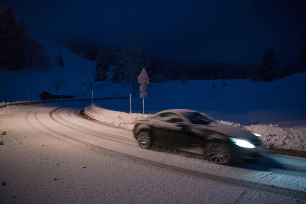 Coche Conduciendo Por Carretera Peligrosa Por Noche Con Nieve Fresca — Foto de Stock