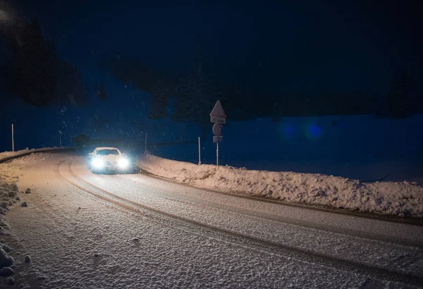 Carro Dirigindo Estrada Perigosa Noite Com Neve Fresca — Fotografia de Stock