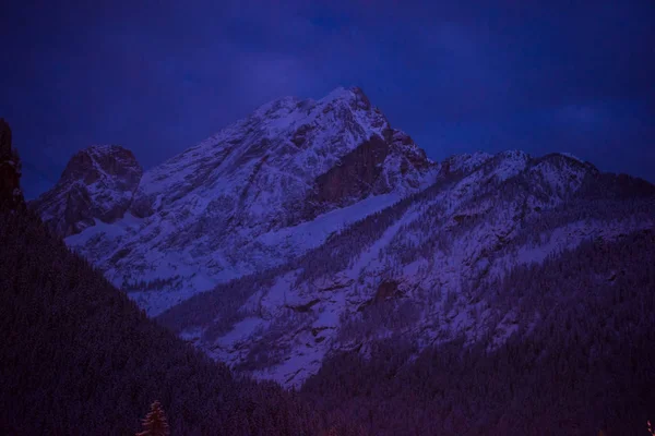 Bergsby Alperna Natten Vintern Med Nysnö — Stockfoto