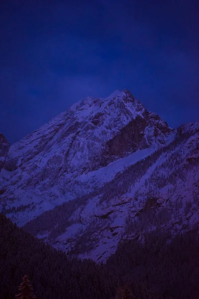 Munte Sat Alpi Noaptea Winte Zăpadă Proaspătă — Fotografie, imagine de stoc