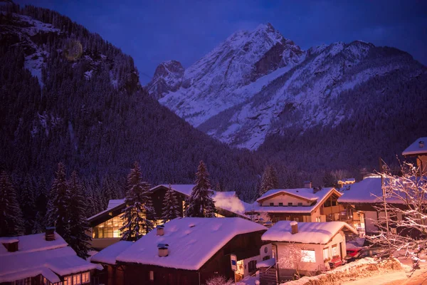 Horská Vesnice Alpách Noci Zimě Čerstvým Sněhem — Stock fotografie