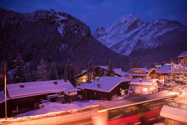 Bergdorf Den Alpen Bei Nacht Winter Mit Neuschnee — Stockfoto