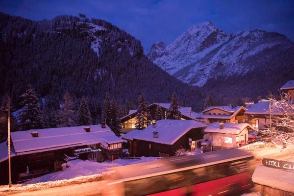 山村在阿尔卑斯山在夜间在冬天与新鲜的雪 — 图库照片