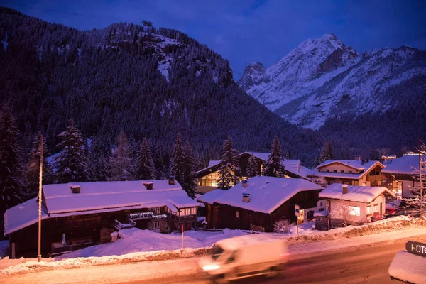 Bergdorp Alpen Winter Met Verse Sneeuw Nachts — Stockfoto