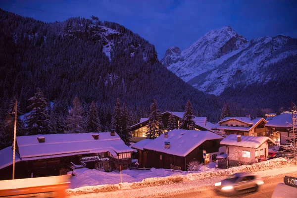 Horská Vesnice Alpách Noci Zimě Čerstvým Sněhem — Stock fotografie