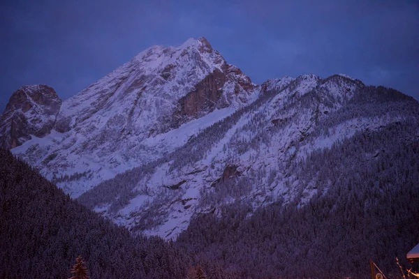 Гірське Село Альпах Вночі Чуваку Свіжим Снігом — стокове фото