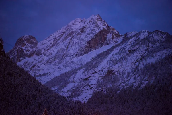 Ορεινό Χωριό Στις Άλπεις Βράδυ Στο Χειμών Φρέσκο Χιόνι — Φωτογραφία Αρχείου