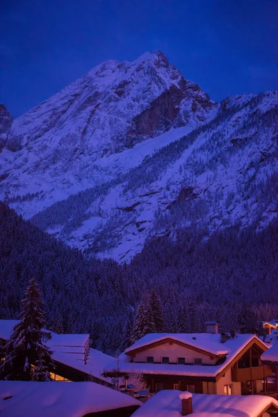 山村在阿尔卑斯山在夜间在冬天与新鲜的雪 — 图库照片