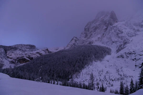 山村在阿尔卑斯山在晚上在温特与新鲜的雪 — 图库照片