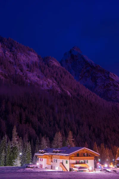 Taze Kar Ile Kışın Geceleri Alpleri Nde Dağ Köyü — Stok fotoğraf