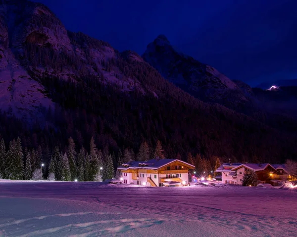 Bergdorf Den Alpen Bei Nacht Winter Mit Neuschnee — Stockfoto